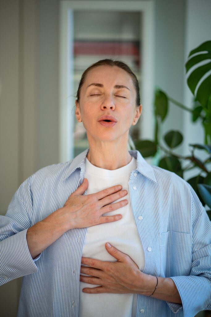 Diaphragmatic 360 breathing technique demonstrating rib cage expansion and core coordination for pelvic floor and bloating relief